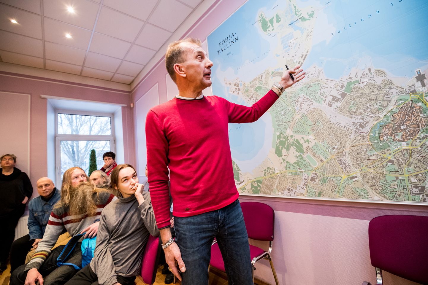Riigikogulane Märt Sults jagas Põhja-Tallinna valitsuse saalis selgitusi tema algatusel kavandatavate tehissaarte kohta.