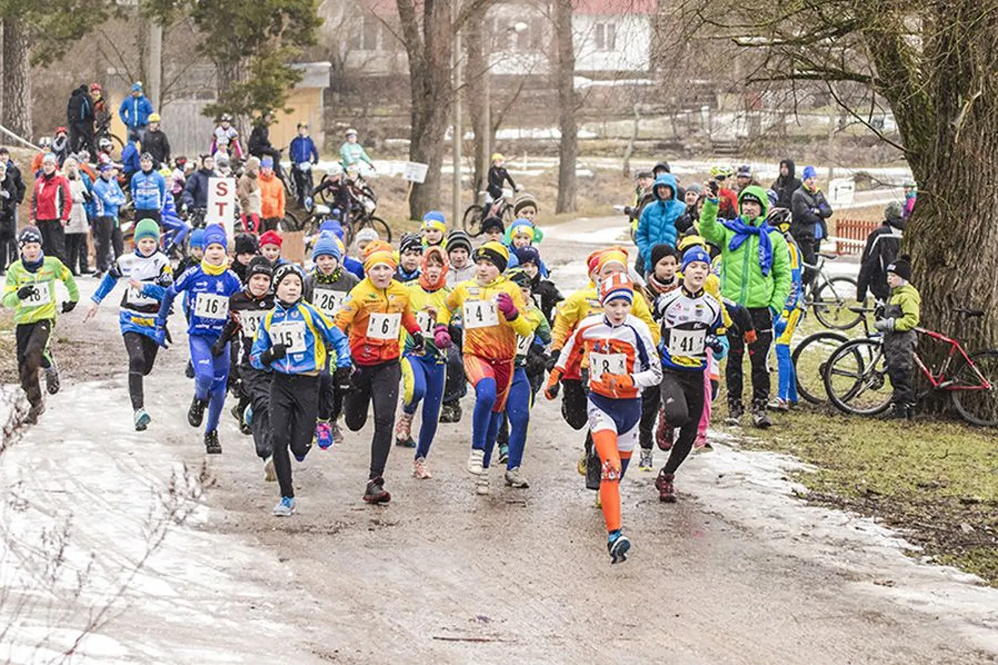 Alla 12-aastased jalgrattaspordihuvilised võtavad talikrossidel mõõtu siiski jooksurajal.