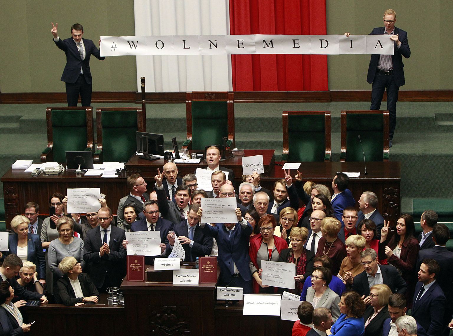 Reedel Poola parlamendi hõivanud opositsiooniliikmed.