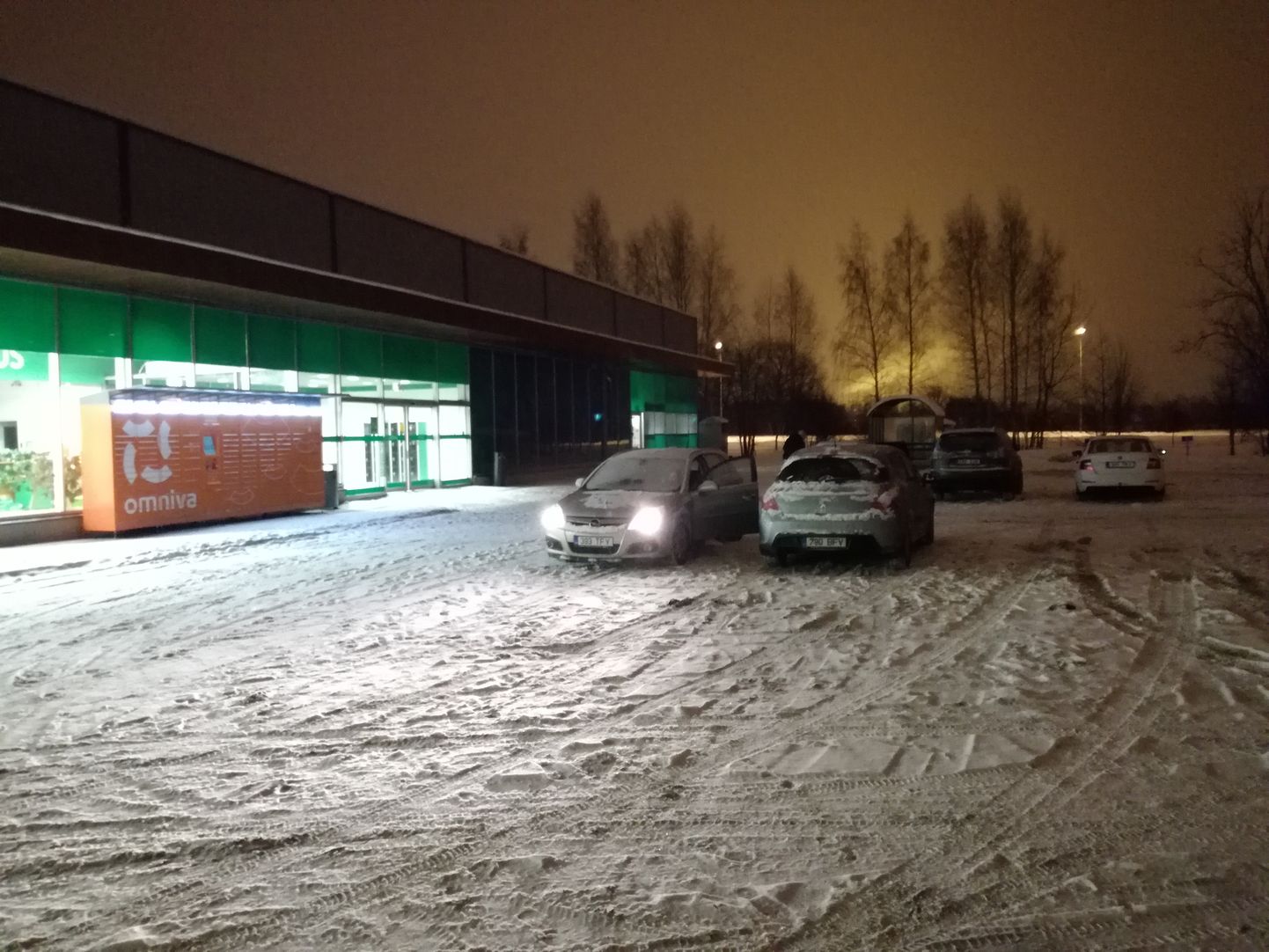 Möödunud öösel kella kahe paiku olid Sõbra Prisma parklas vaid üksikud autod.
