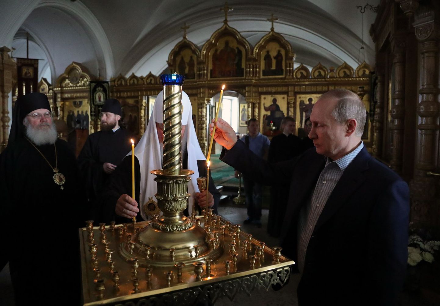 Владимир Путин в храме.