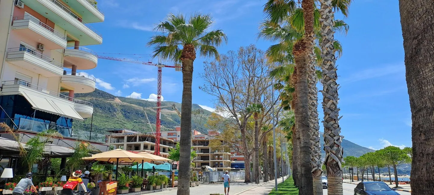 Kreeka ja Hispaania kõrval muutub Albaania eestlaste seas üha popimaks. Pildil kuurortlinna Vlorë rannapromenaad, kus tänu kiiresti kasvavale turismile käib vilgas hotellide ehitamine.