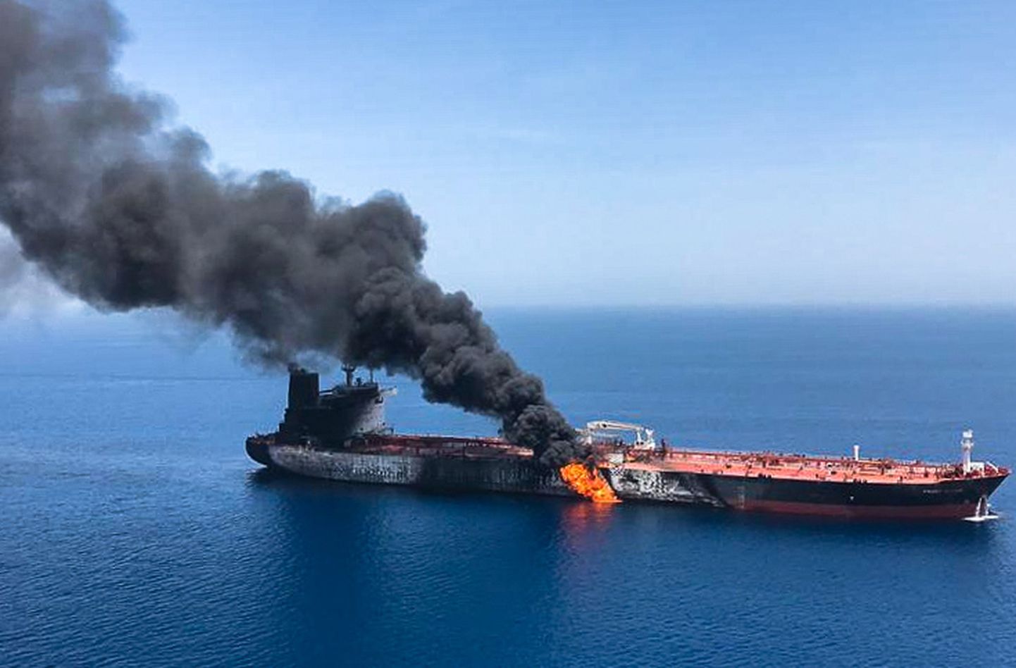 Neljapäeval Omaani lahel rünnaku tagajärjel põlema läinud tanker Front Altair enne, kui tulekahju kustutatud sai.