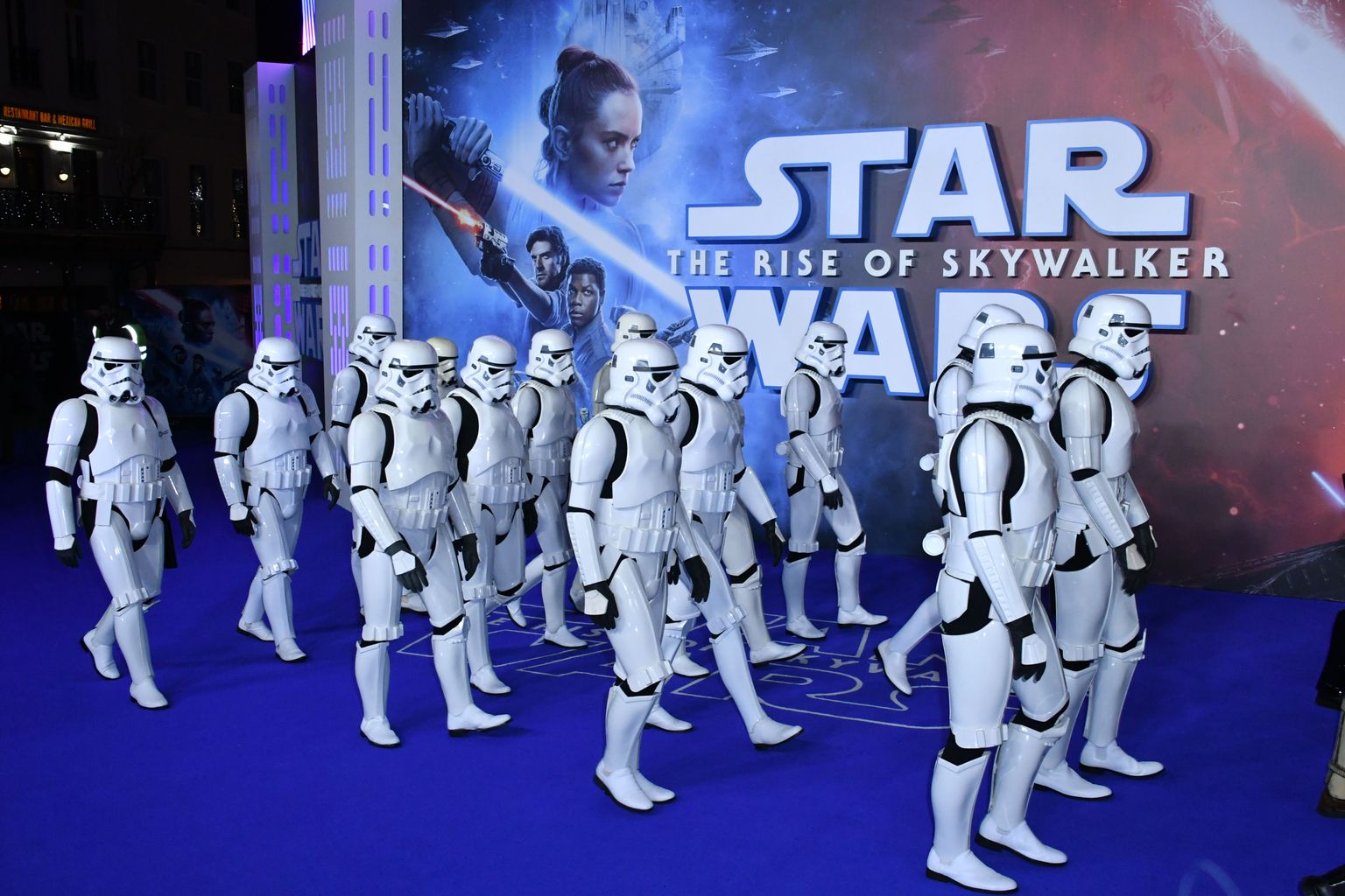 Stormtroopersiteks kehastunud 18. detsembril 2019 Suurbritannias Londonis filmi  «Star Wars: The Rise of Skywalker» esilinastusel