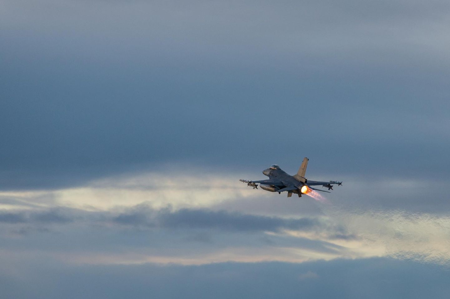 Belgia õhuväe piloodid harjutavad Eesti õhuruumis hävituslennukitel F-16.