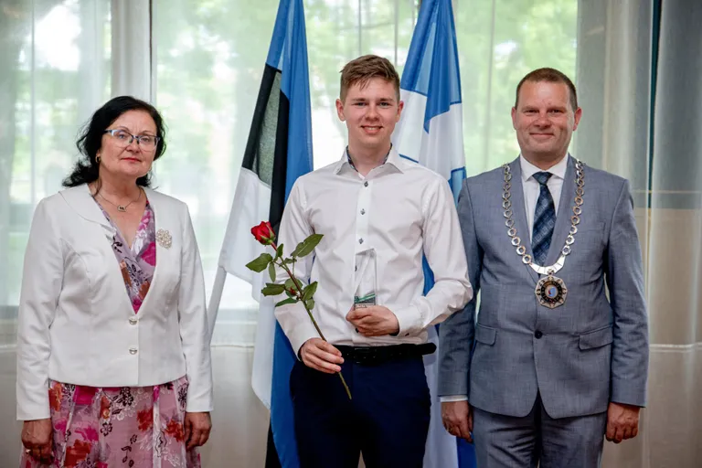 Karl-Erik Volberg (keskel) saavutas käesoleval aastal Baltimaade geograafiaolümpiaadil teise koha.