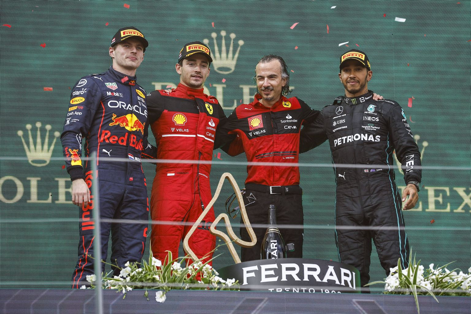 Vsakult paremale: Max Verstappen, Charles Leclerc, Laurent Mekies (Ferrari spordidirektor) ja Lewis Hamilton.
