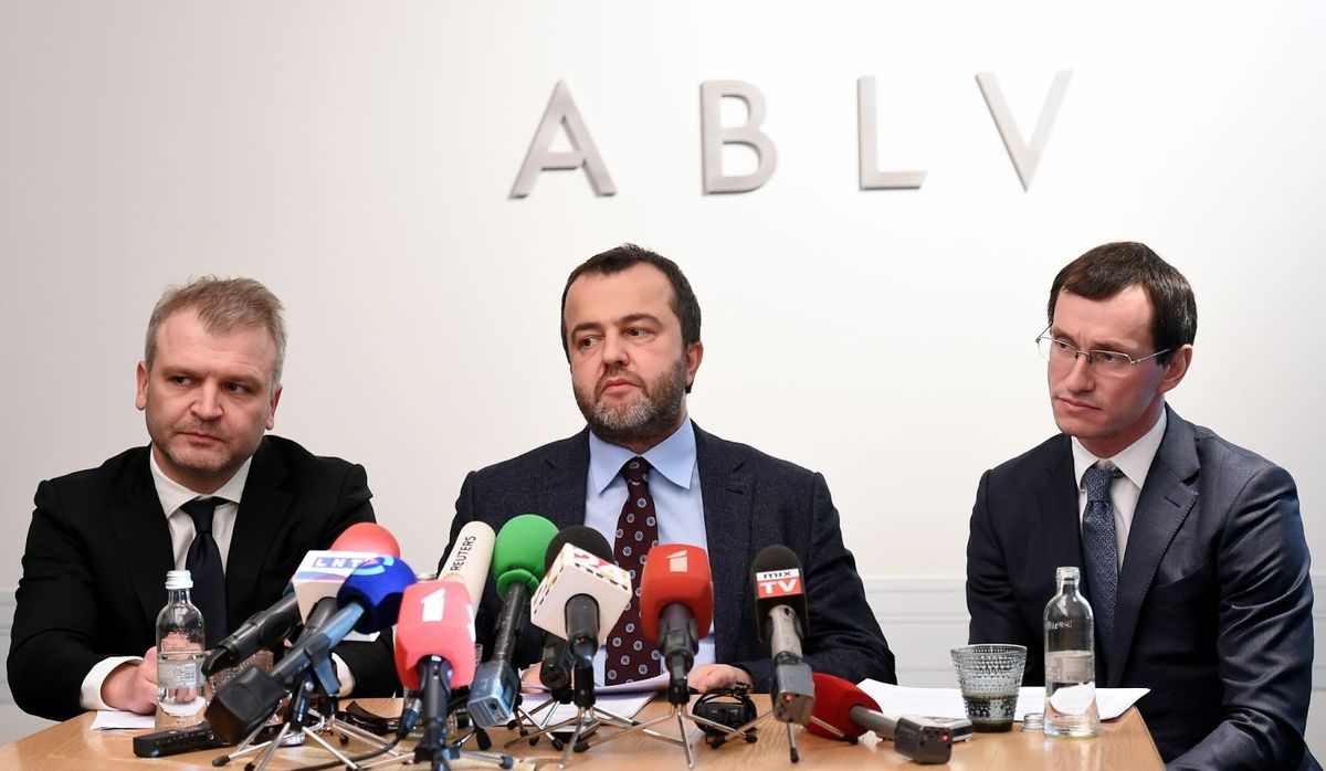 В конце февраля 2018 года руководство ABLV (Бернис в центре) объявляет об ожидаемой самоликвидации банка