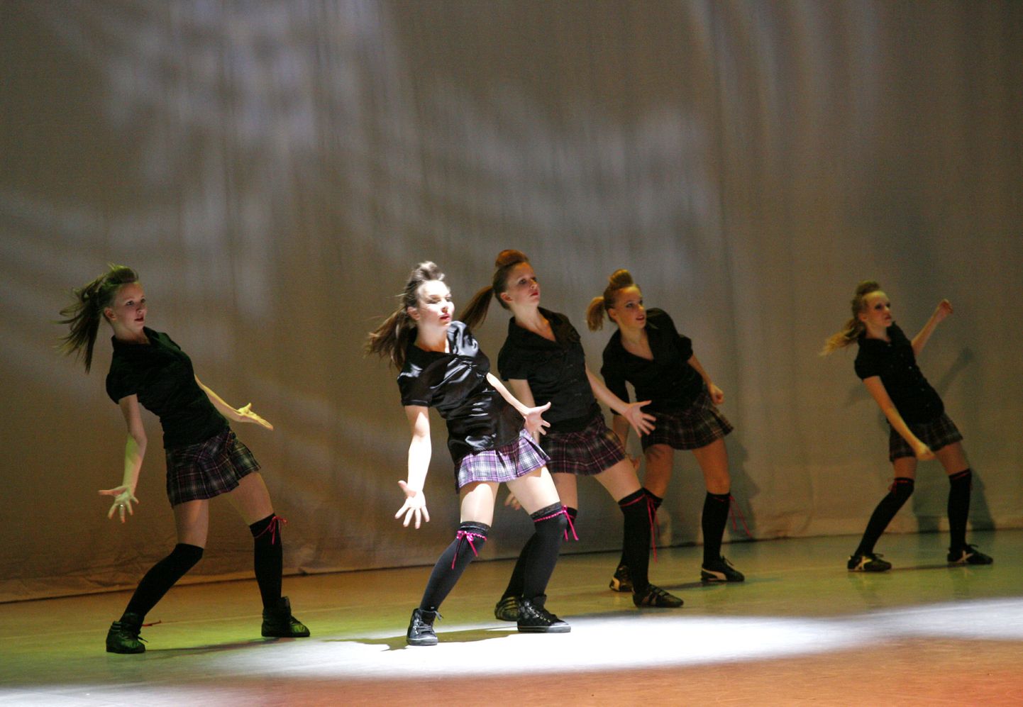 Gabriele moe ja tantsukool tantsuga "Popp ja noortepärane".