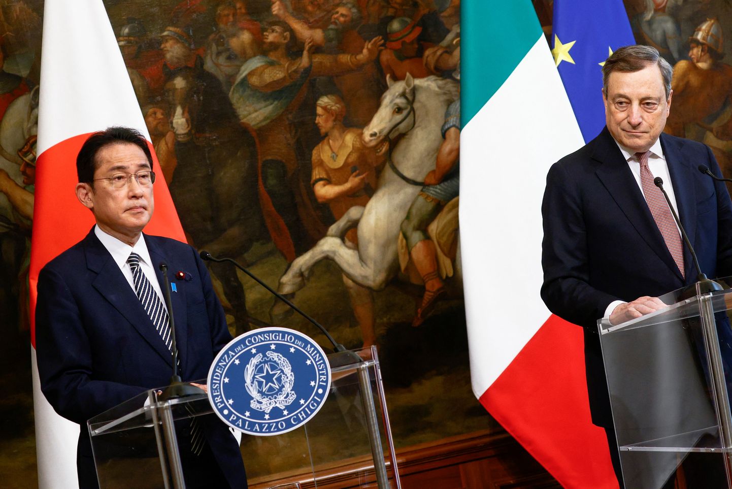 Euroopa riike külastav Jaapani peaminister Fumio Kishida oli kolmapäeval Roomas, kus andis uhkes Chigi palees ühispressikonverentsi oma Itaalia ametivenna Mario Draghiga.