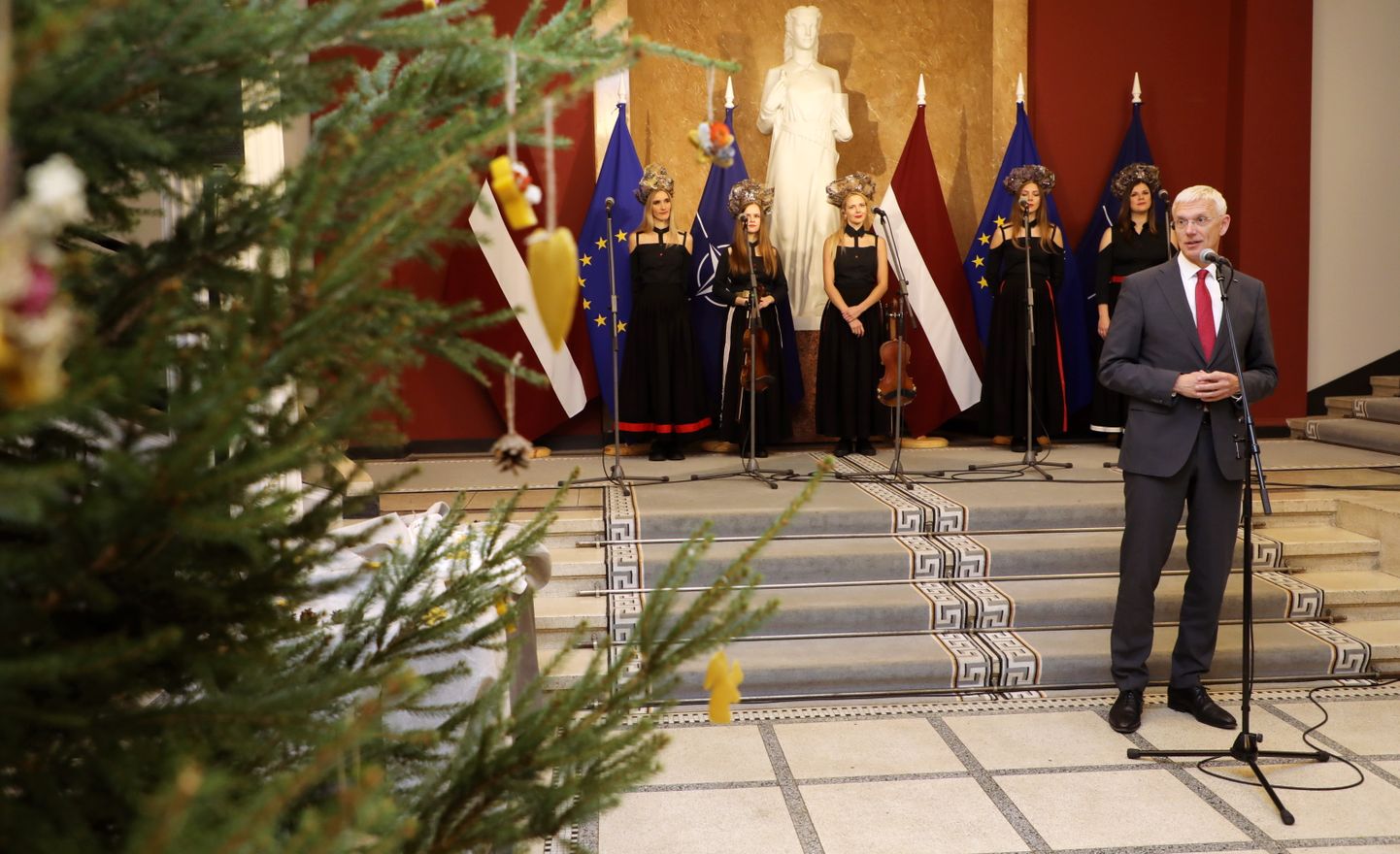 Ministru prezidents Krišjānis Kariņš piedalās valdības Ziemassvētku egles atklāšanas pasākumā