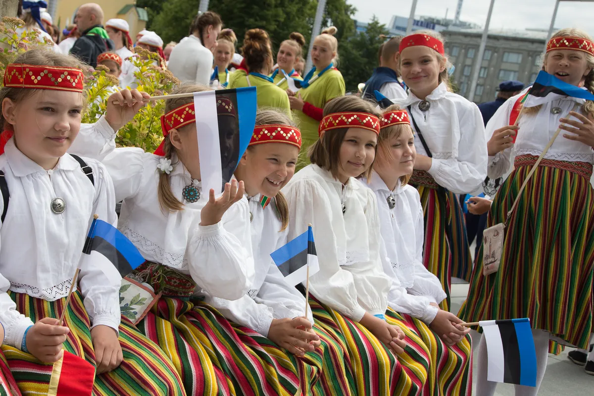 Rongkäigus ja laulupeol nägi erakordselt palju sinimustvalgeid lippe.