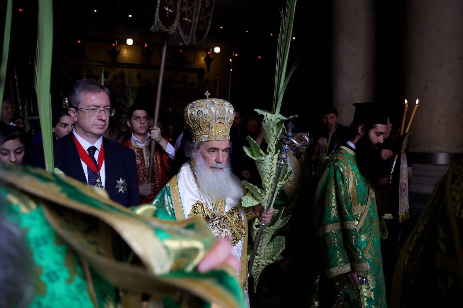 Патриарх Иерусалимской православной церкви Теофилос III на службе в храме в Вербное воскресенье.