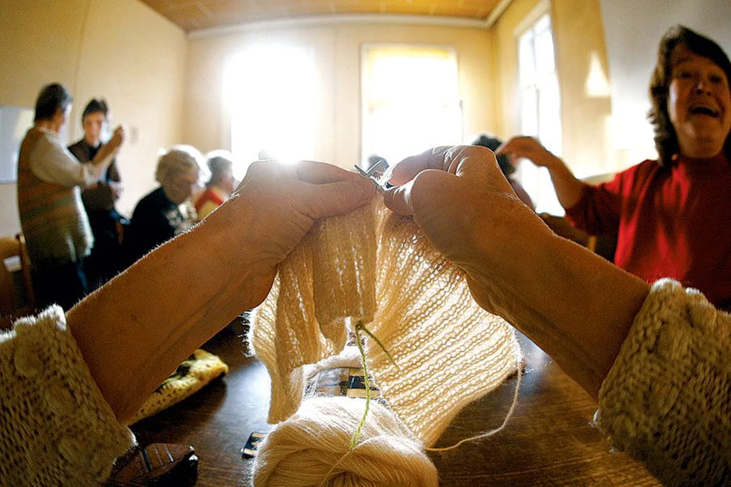 Nobenäpp Maie Kukk tuli käsitööringi kokkusaamisele uue tööga: tema ringvarraste all võtab iga päevaga üha rohkem ilmet uus boolerojakk, mis läheb kingiks heale inimesele. Oma uhke boolerojakk on tal juba valmis.