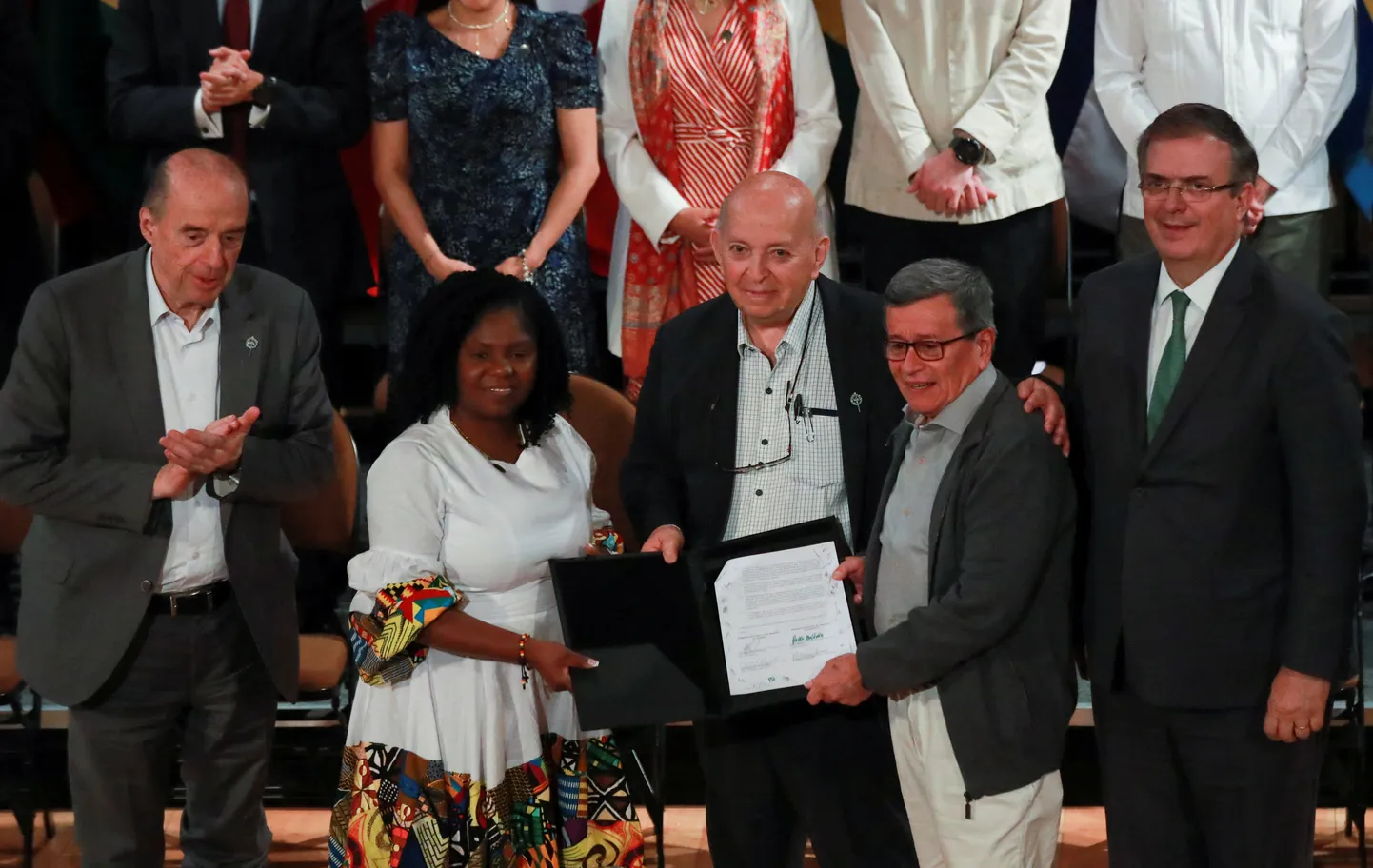 Vasakult: Colombia välisminister Álvaro Leyva, asepresident Francia Márquez, valitsuse läbirääkimisdelegatsiooni juht Otty Patiño, marksistlik-leninistliku sissirühmituse Rahvuslik Vabastusarmee (ELN) juht Pablo Beltrán ja Mehhiko välisminister Marcelo Ebrard poseerivad foto jaoks koos allkirjastatud lepinguga rahukõneluste teise vooru lõpul Mehhiko pealinnas.