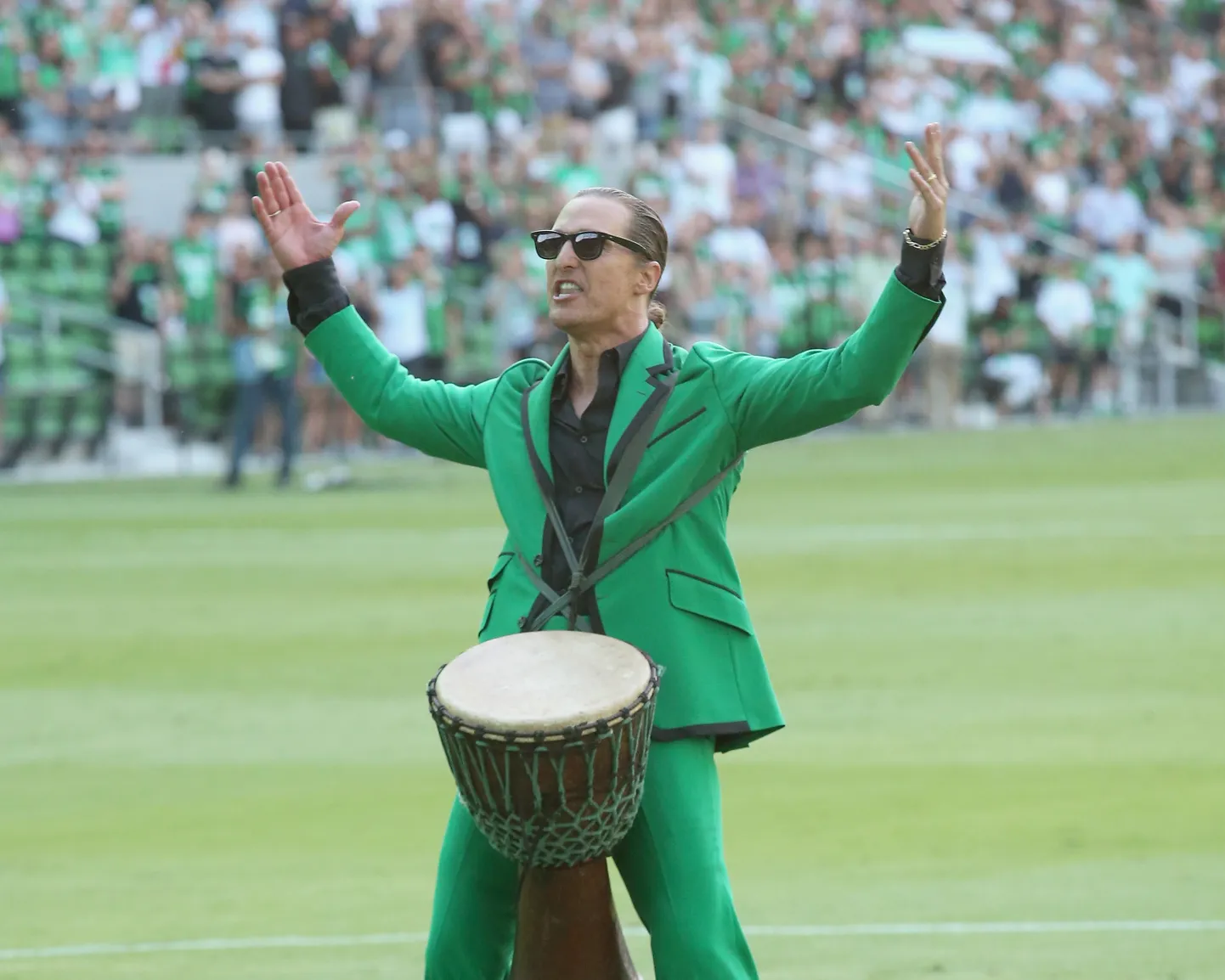 Matthew McConaughey esinemas tänavu suvel Texase osariigis Austinis jalgpallistaadionil enne Austin FC ja San Jose Earthquakesi kohtumise algust.