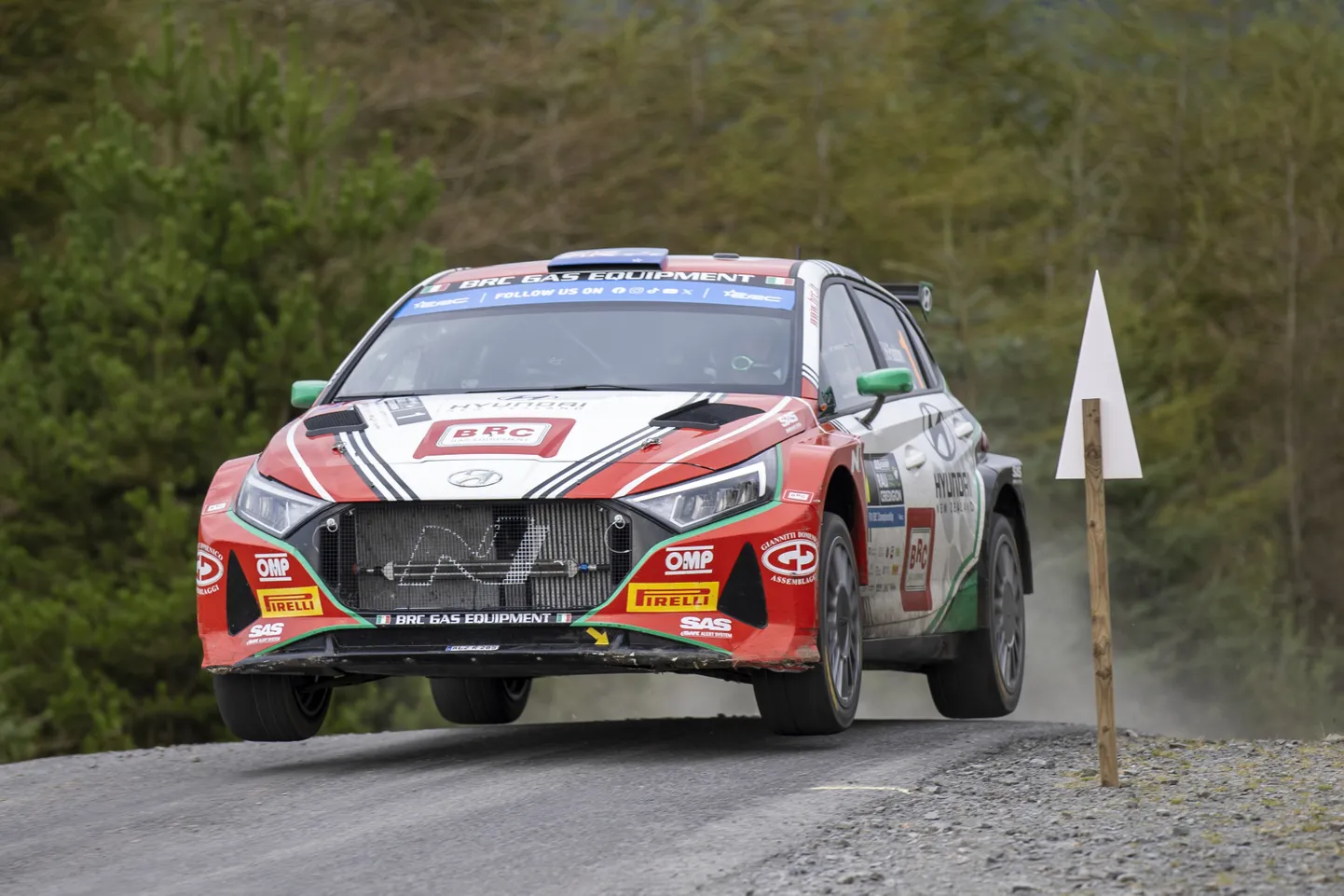 Hayden Paddon ja John Kennard roolimas Hyundai i20 N-i.