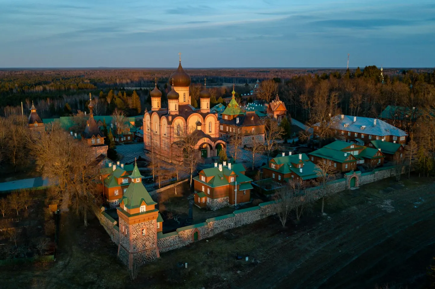 Пюхтицкий Успенский ставропигиальный женский монастырь.