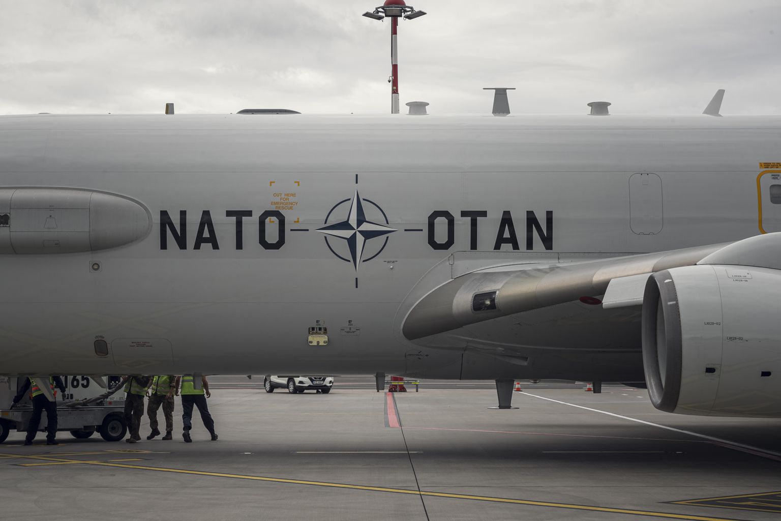 Самолет авиационного комплекса радиообнаружения и наведения НАТО