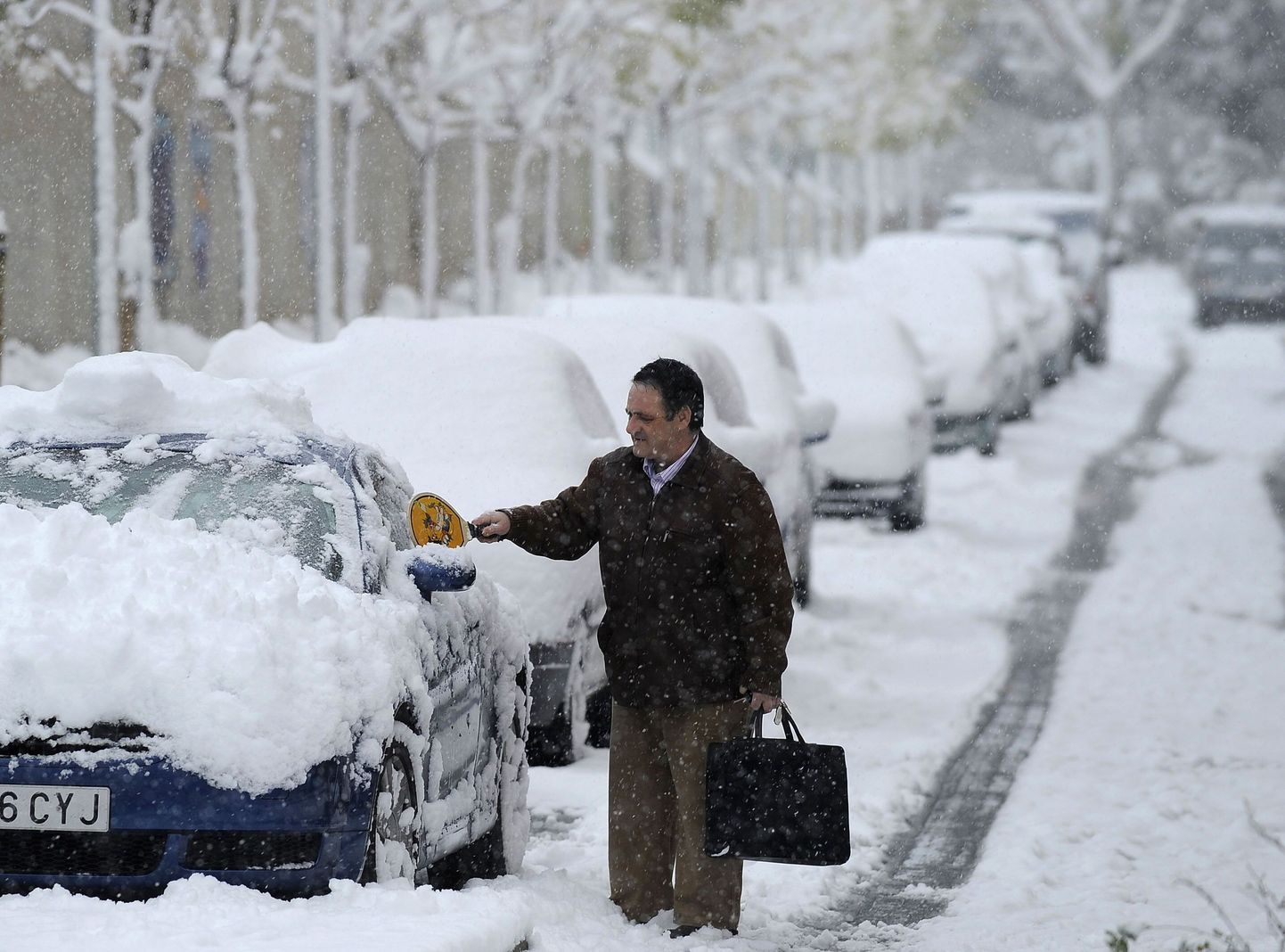 Mees oma autot lumest puhastamas Madridi lähedal asuvas Aranjuezis