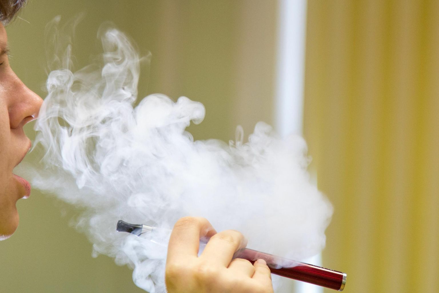 Kui aastate eest oli koolides õpilasi, kes käisid nurga taga suitsetamas, siis nüüd trügivad koolidesse e-sigaretid, mida asjatundmatu silm ei pruugi pinalis pliiatsitest eristadagi.