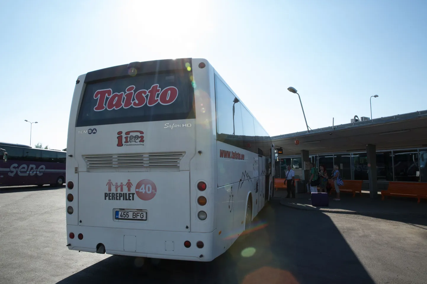 Bussidel on vaja graafikus püsimiseks sõita maanteel 90 km/h.