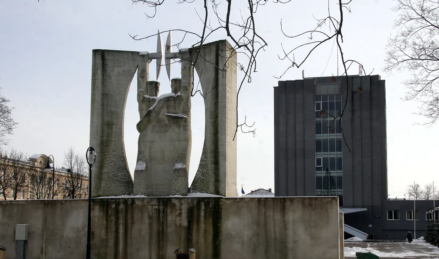 Kohtla-Järve sümbolmonument "Au tööle" ja linnavalitsuse hoone.