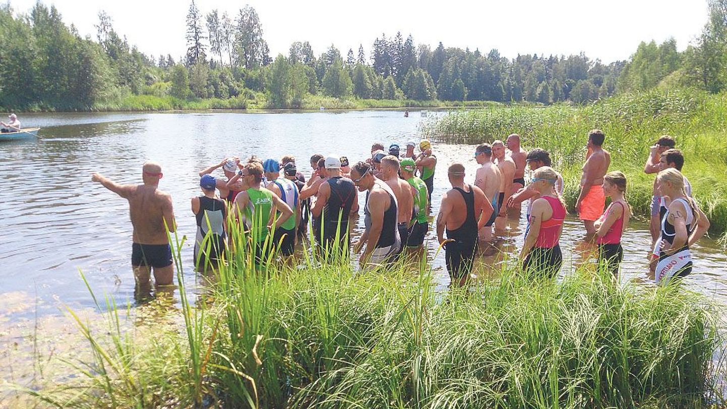 Saarde spordiklubi kutsel kohale tulnud triatleedid alustasid võistlust ujumisega Sillaotsa järvel.