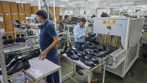 Divkāršojušies Indijai piemērotie ASV tarifi par Krievijas naftas pirkšanu