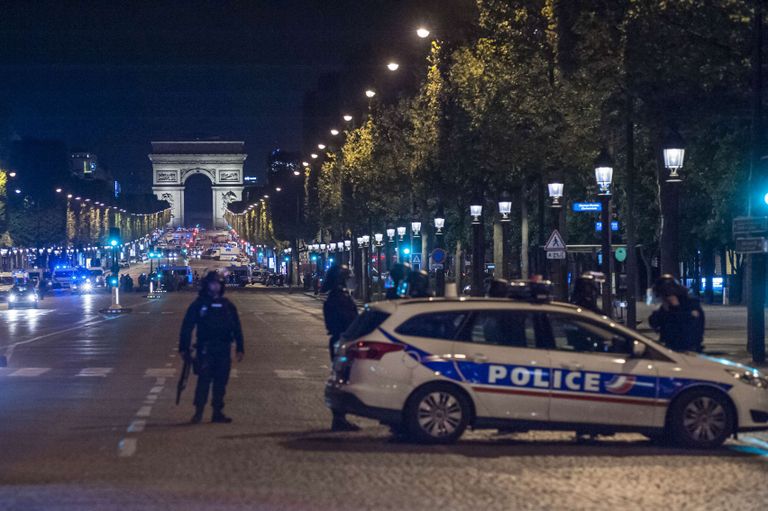 Politseivalve Champs-Élysées' avenüül