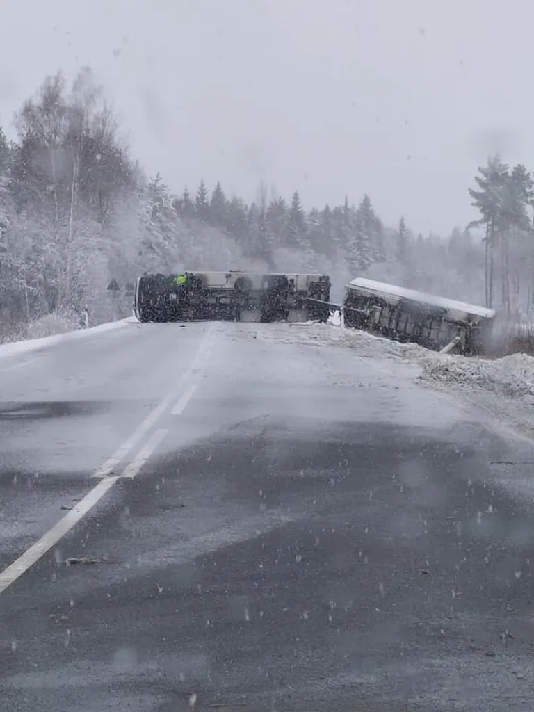 Tallinna-Haapsalu maanteel oli veok ümber läinud.