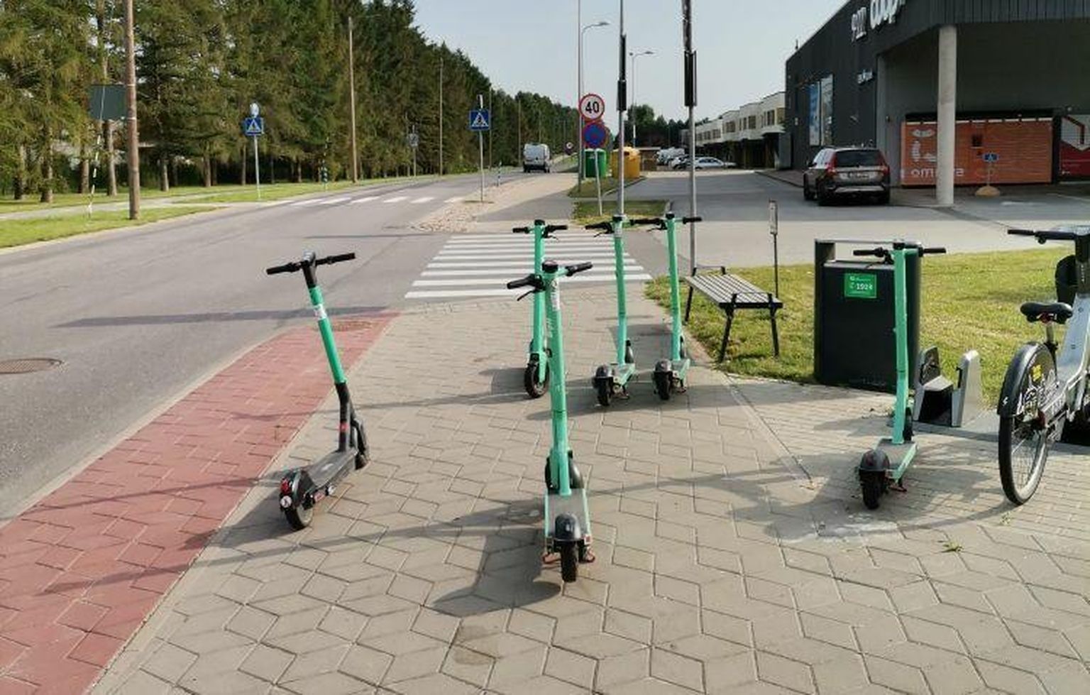 Летом в Тарту довольно часто случаются ситуации, когда пешеходам трудно пройти из-за неаккуратно припаркованных на тротуаре самокатов.