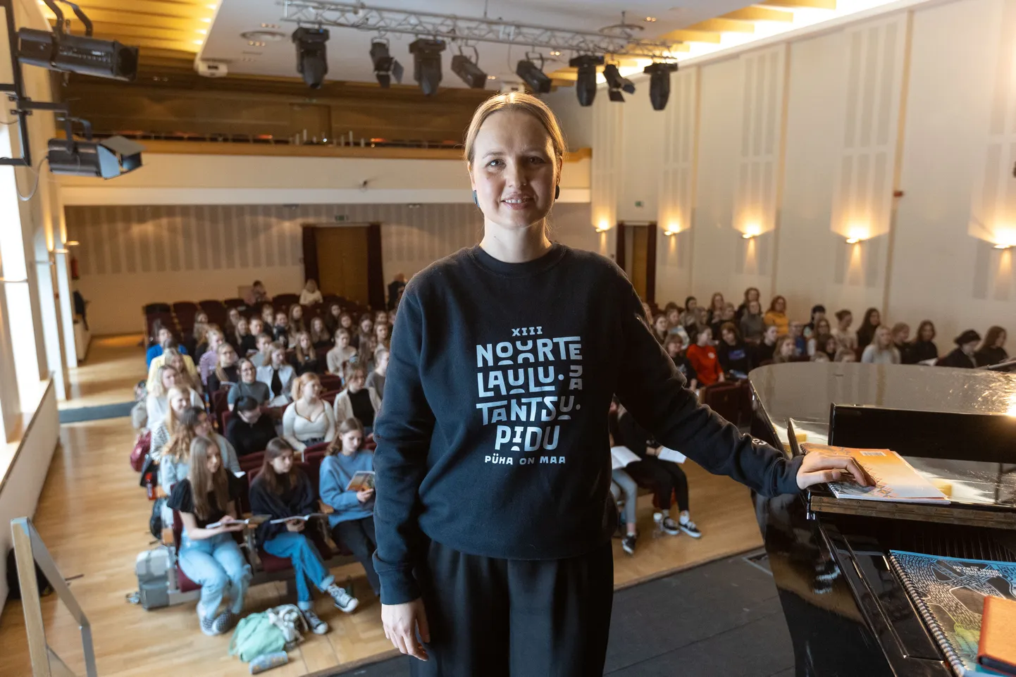Türi kultuurikeskusesse kogunesid neidudekoorid, et ühiselt läbi harjutada suvel noorte laulupeol esitamisele tulev repertuaar. Pildil dirigent Külli Kiivet.