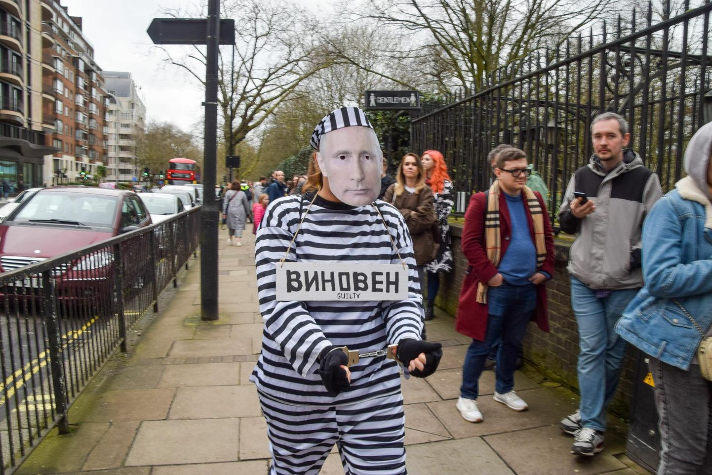 Protestiaktsioon Londoni Vene saatkonnas avatud valimisjaoskonna juures 17. märtsil 2024.