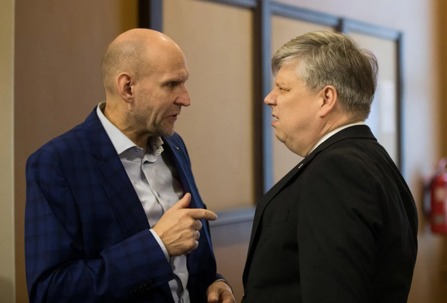 Isamaa esimees Helir-Valdor Seeder vahetab mõtteid erakonnakaaslasest keskkonnaministri Siim Valmar Kiisleriga.