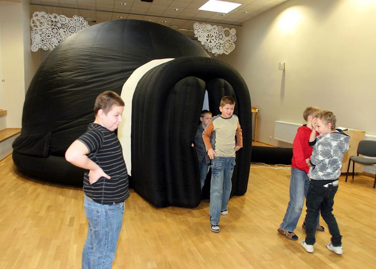 Mobiilne planetaarium näeb välja nagu must iglu.