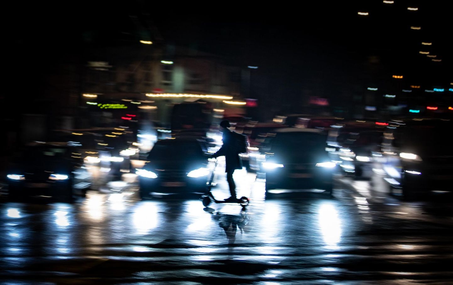 Liikluspiirangutega mängimine võib tekitada suure segaduse.
Pildil õhtune ummik Tallinnas Kristiine piirkonnas.