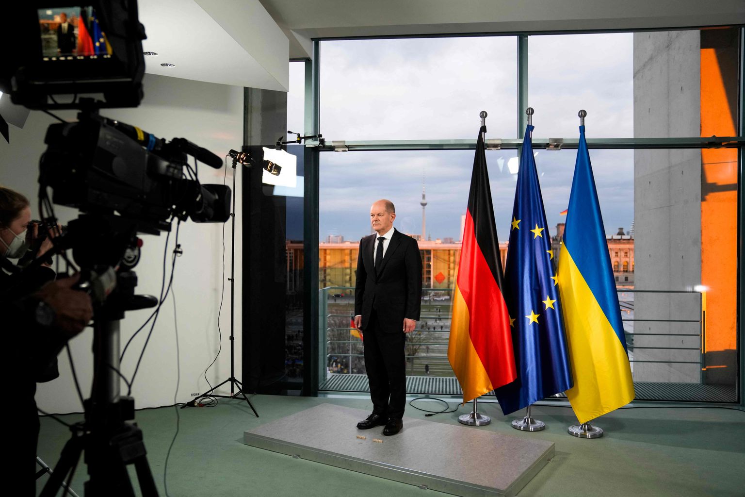 Saksa kantsler Olaf Scholz poseerib meediale pärast Venemaa ja Ukraina teemalise teleesinemise salvestamist Berliinis 24. veebruaril 2022.