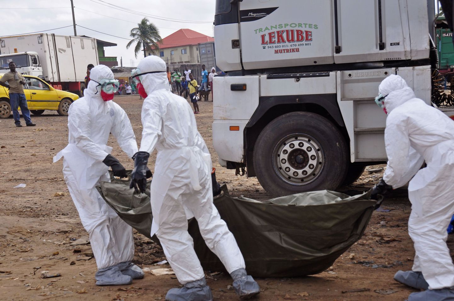 Tervishoiutöötajad eemaldamas Libeerias Monrovias Ebolasse surnut