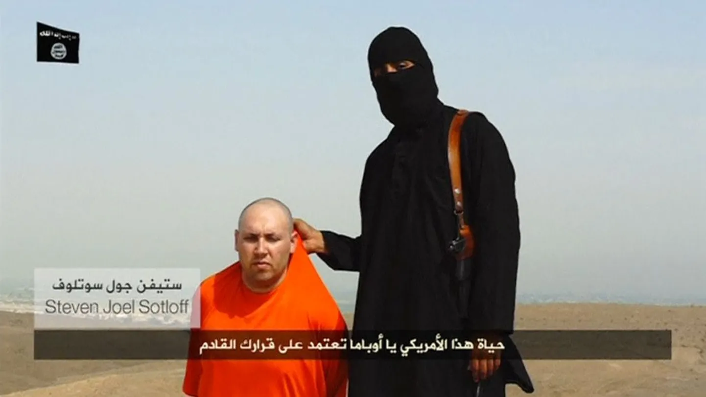Террористическая группировка «Исламское государство» распространяет видео, предположительно, показывающее обезглавливание заложников.