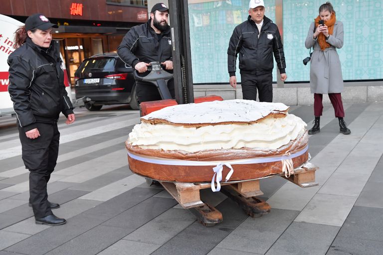 Rekordiväärilist 300 kilogrammi kaaluvat vastlakuklit näidati inimestele täna Stockholmi kesklinnas Sergeli väljakul.