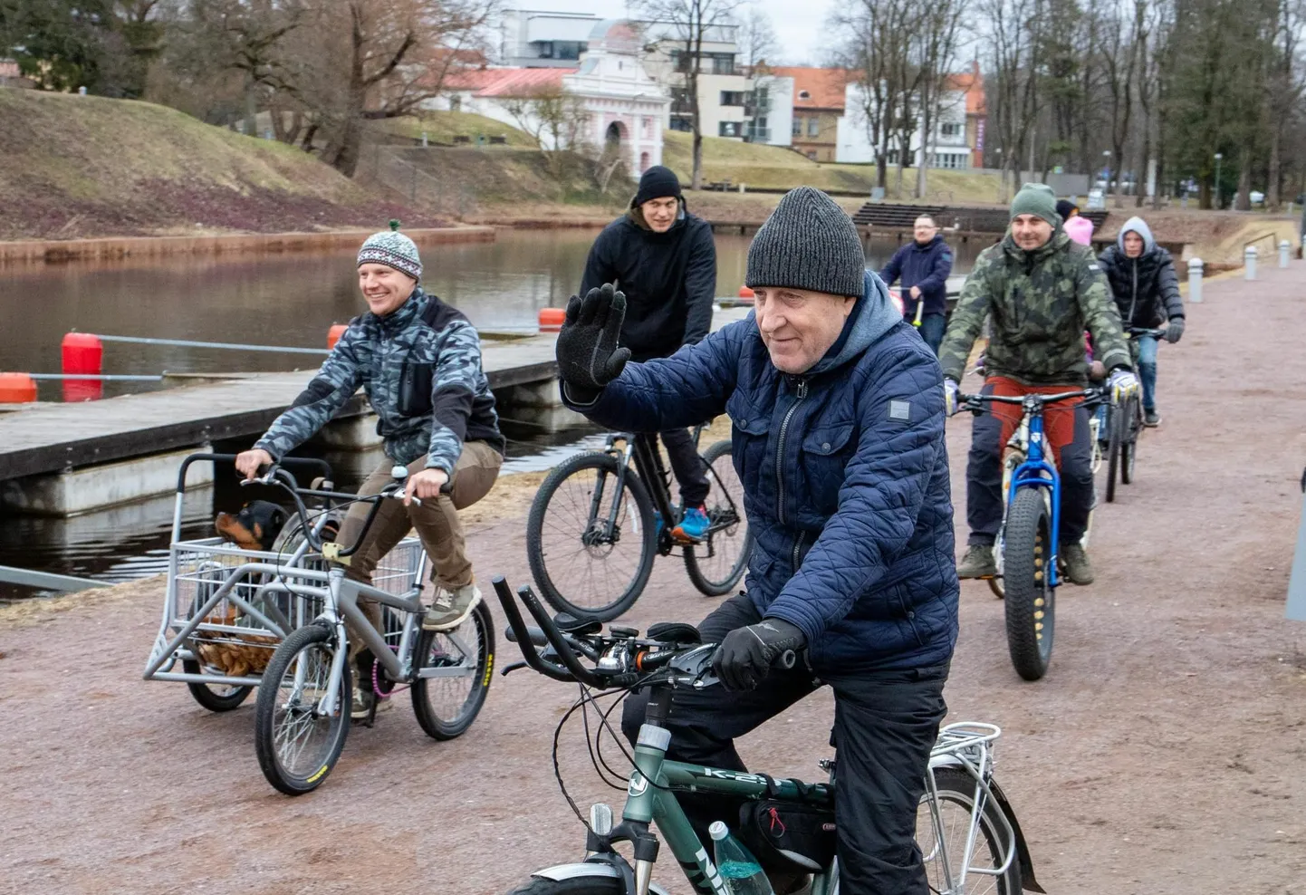 Retke suurimaks üllatajaks võib pidada rotveilerit, kes isetehtud kärus vastu puiklemata kaasa veeres.