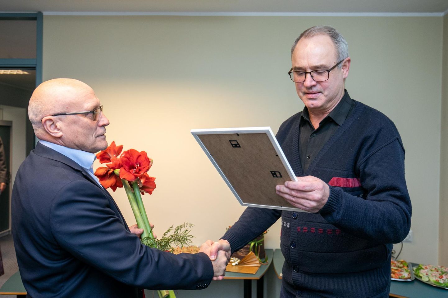 Urmas Krikk (paremal) tähistas 40 aasta tööjuubelit.