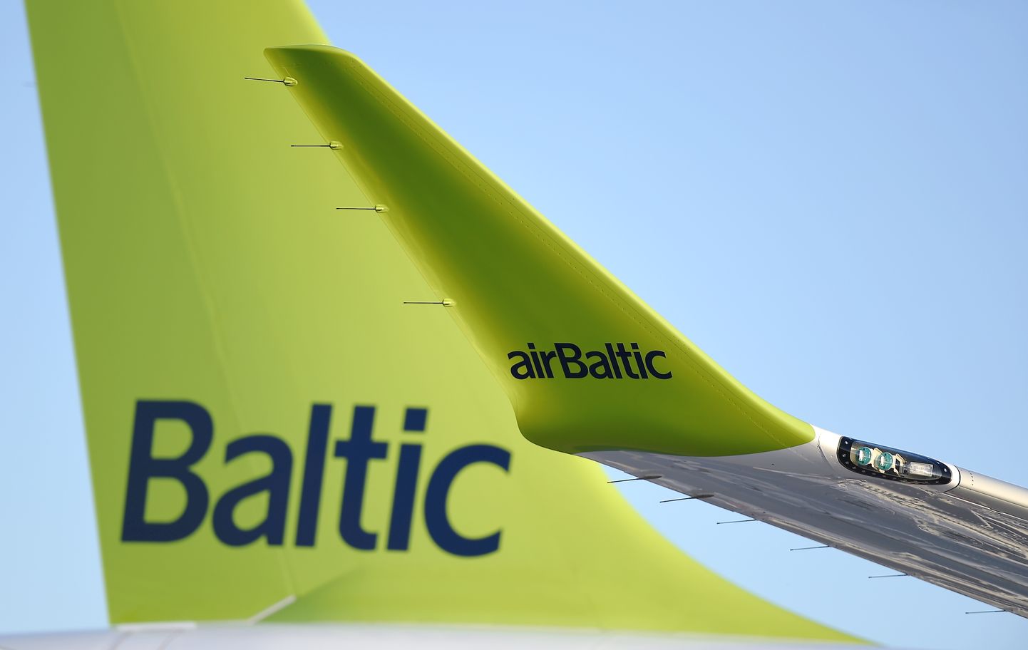 AirBalticu lennukid on Kuressaarde teinud seni tšarterlende. Suvel toodi näiteks Saaremaale ooperifestivali peaosalisi.