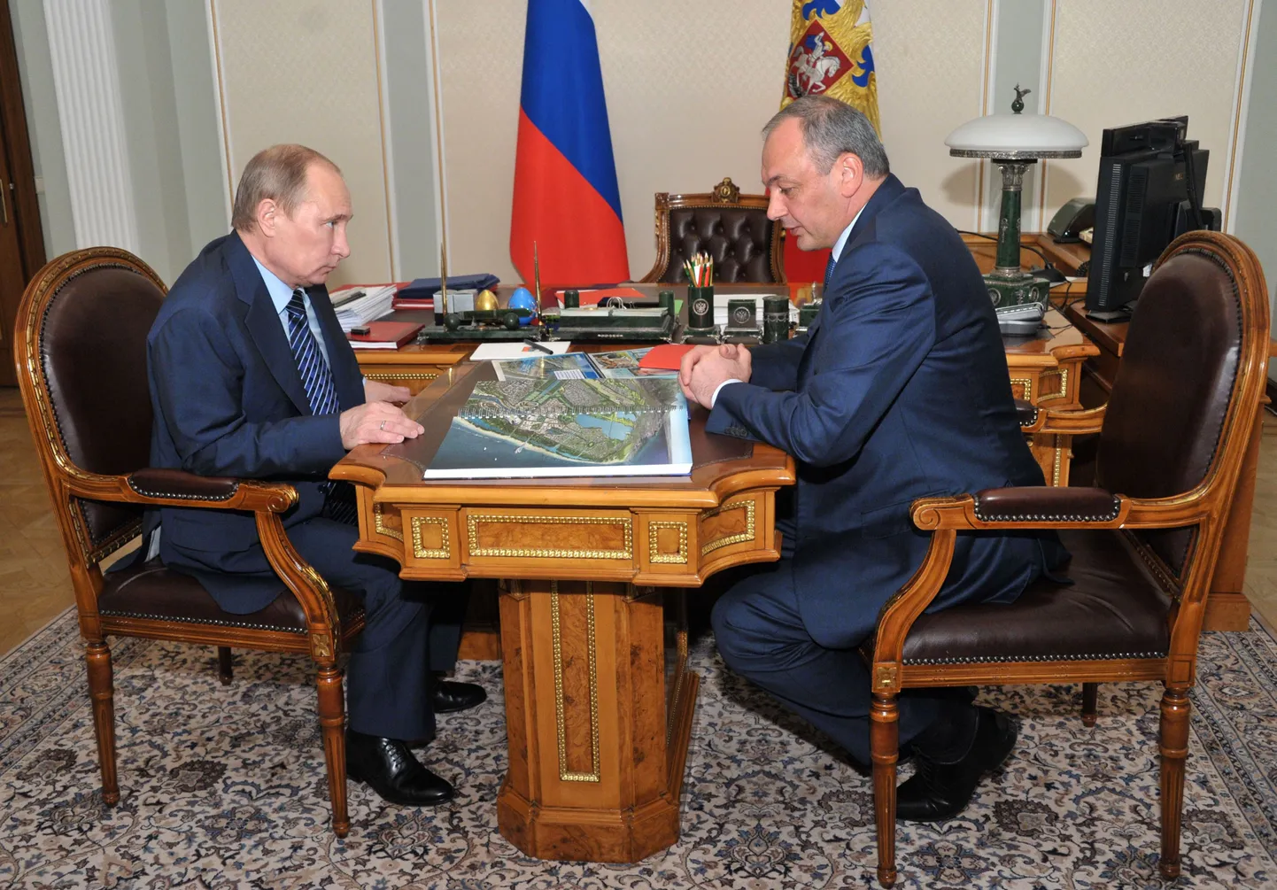 Vene president Vladimir Putin (vasakul)  oma Novo-Ogorjovo residentsis koos Dagestani juhiga Magomedsalam Magomedoviga. Foto on tehtud mullu mais.