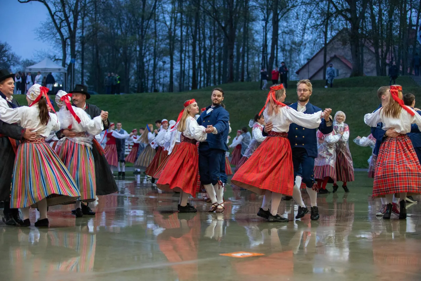Öötantsupidu on kujunenud Viljandi kevadiseks traditsiooniks. 4. mail peetakse seda lauluväljakul kuuendat korda.