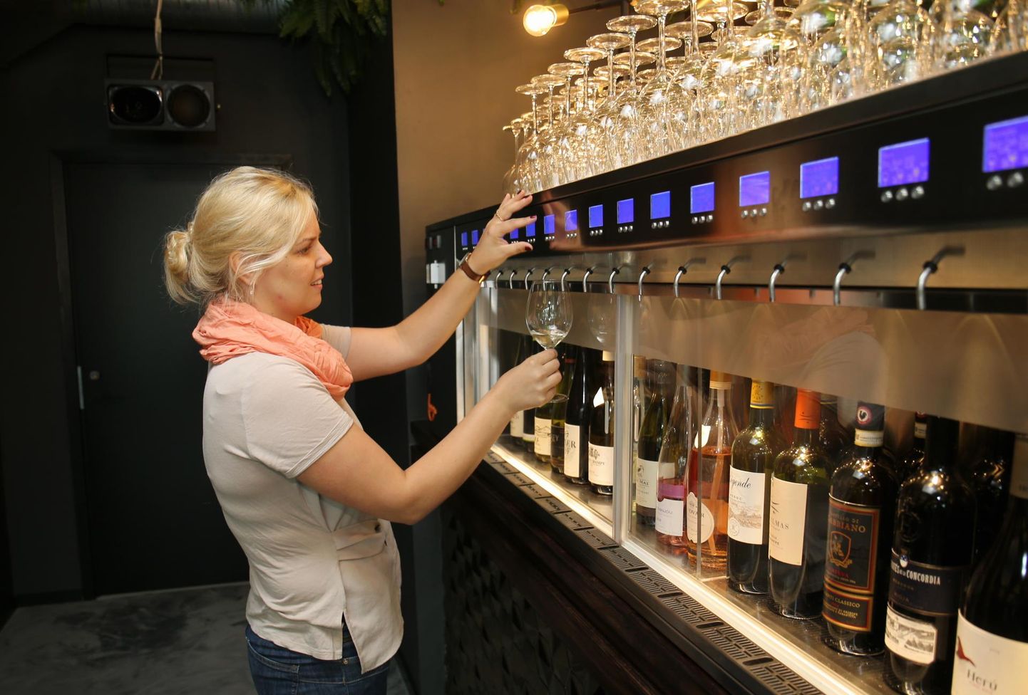 Green Room Cafe juhataja Maarja Paju niristas pildi tegemise hetkeks veiniautomaadist pokaali 40 milliliitrit valget veini. Peale selle on automaadis veel 15 pudelit veini.