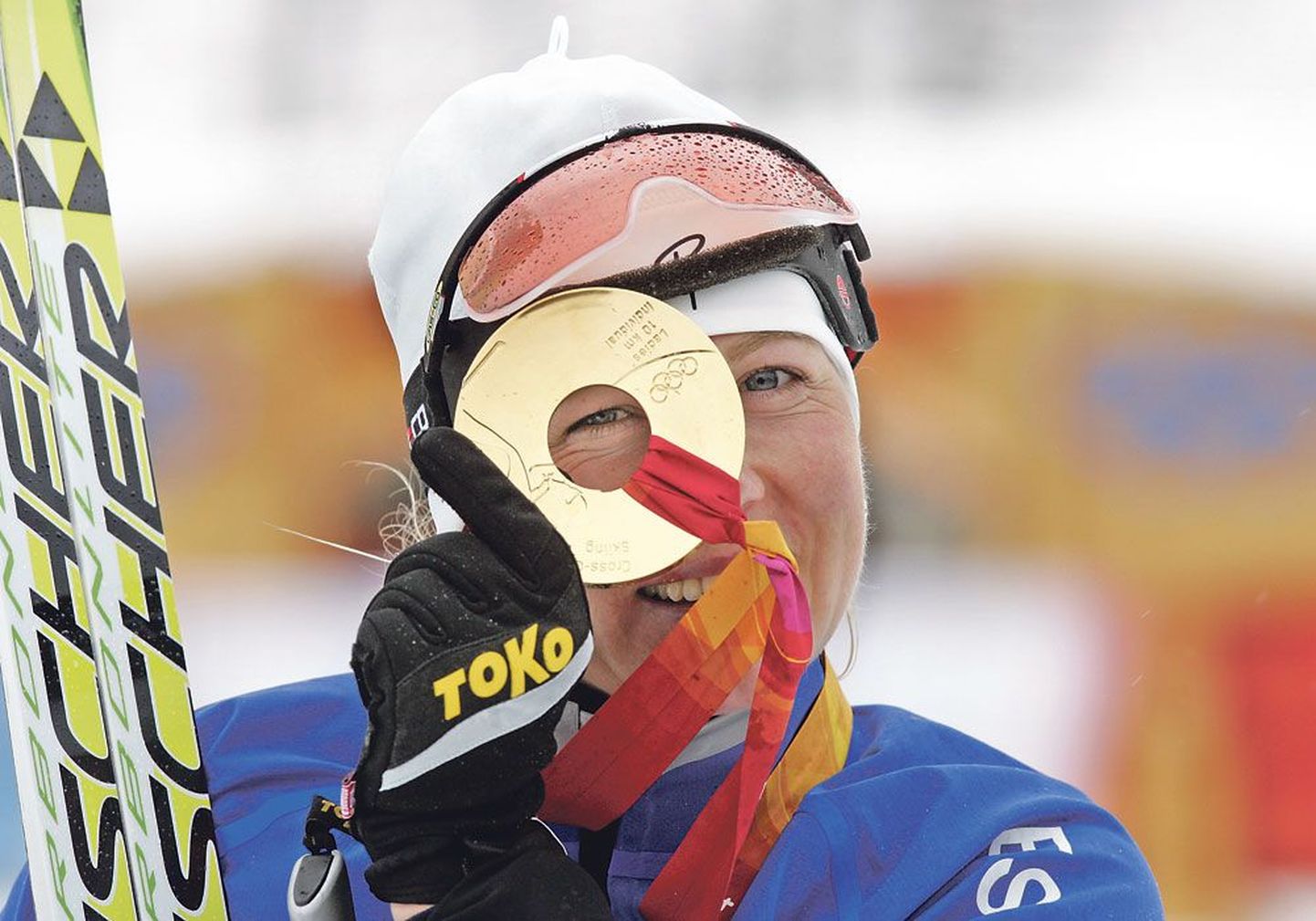 Кристина Шмигун-Вяхи с золотой медалью, завоеванной на Олимпиаде в Турине. Архив.