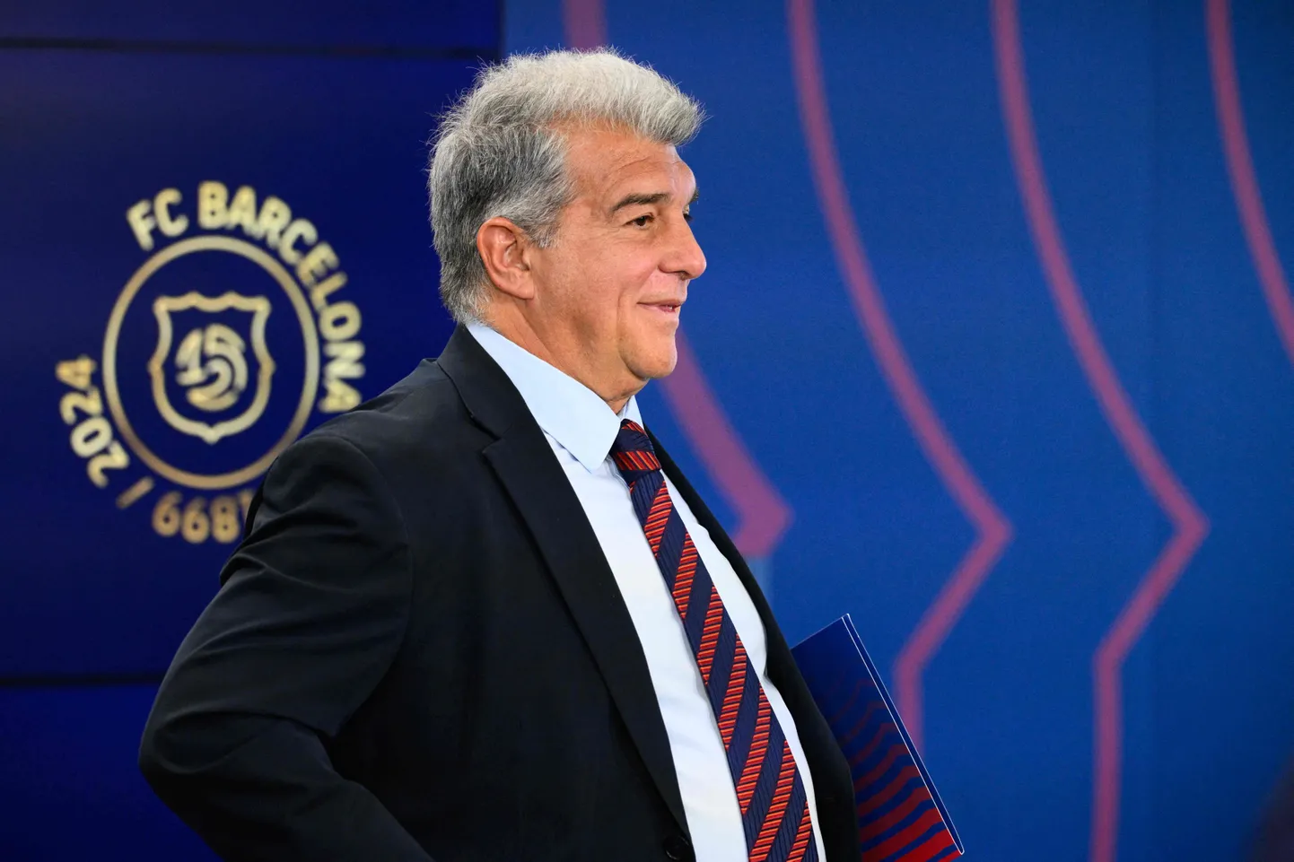 Tundub, et FC Barcelona president Joan Laporta on nõus tegema peaaegu kõike, et tema klubi saaks reeglitest mööda hiilida.
