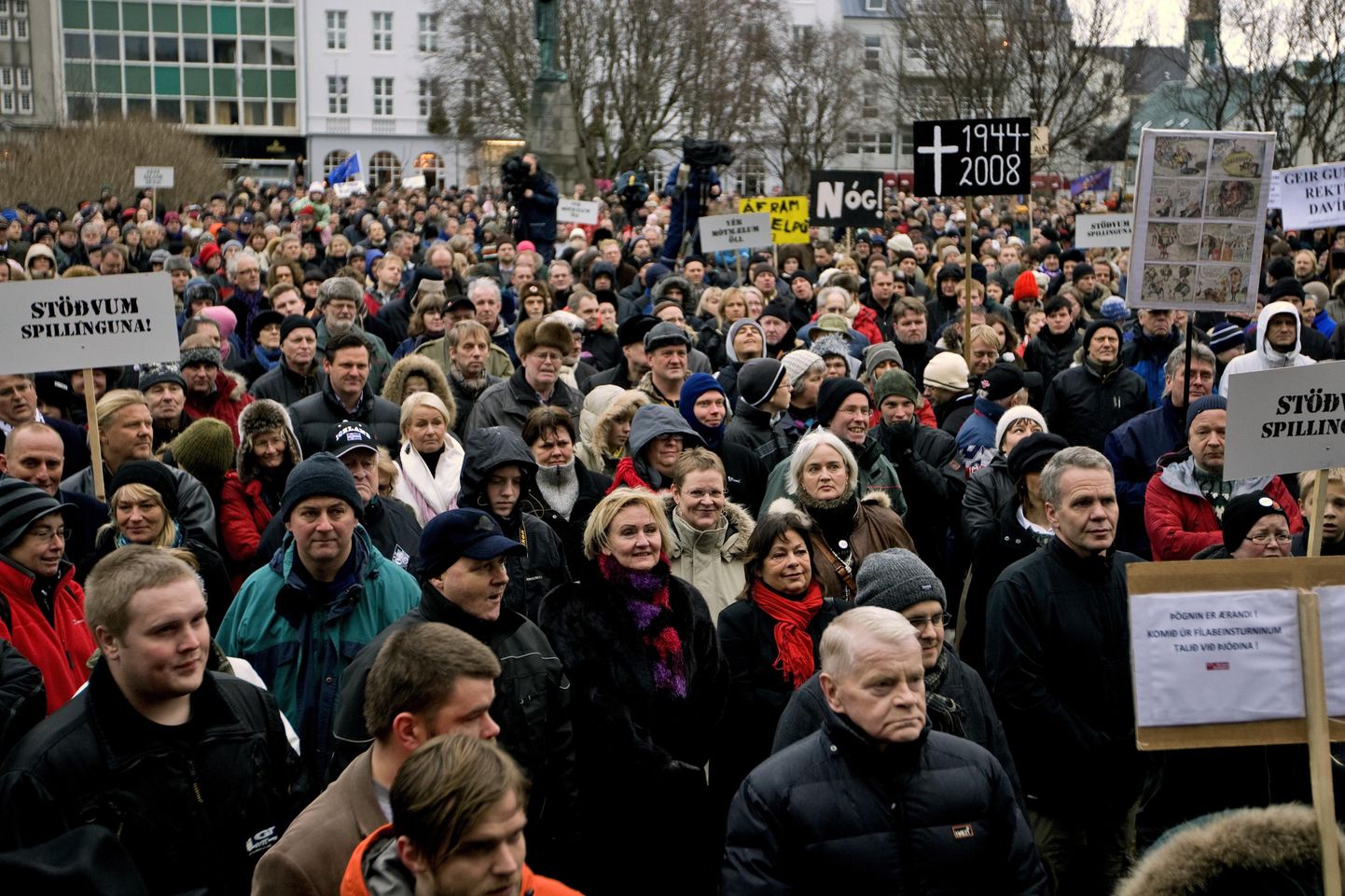 Valitsuse tagasi astumist nõudev demonstratsioon Reykjavikis  parlamendihoone ees.